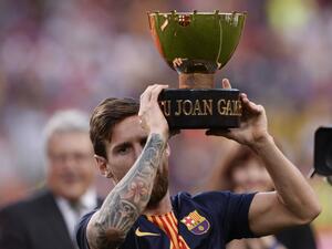 ميسي يرفع كأس البطولة