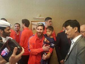 ميسي يحمل الطفل مرتضى