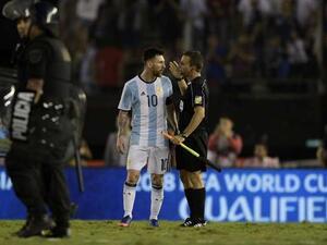 جانب من الحادثة التي التقطتها كاميرات وسائل الإعلام