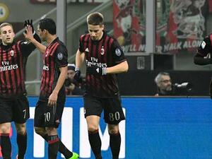 لاعبو ميلان يحتفلون بهدف ديولوفيو (يسار)