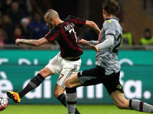 مينيز (يسار) يقود ميلان للفوز على آليساندريا