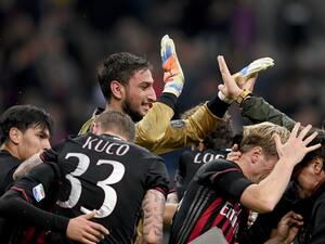 لاعبو ميلان يحتفلون بالفوز