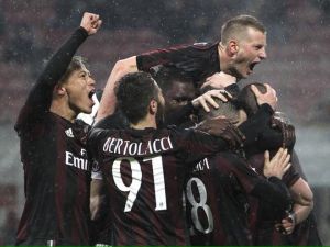 لاعبو ميلان يحتفلون بالهدف