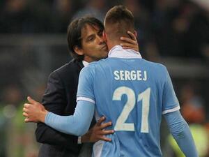 سيموني إنزاغي مدرب لاتسيو (يسار) يهنىء سافيتش بالتأهل