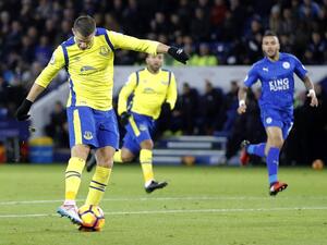 ميرالاس لحظة تسجيله هدف إيفرتون الأول