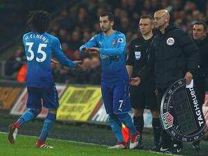 هنريك مخيتاريان (يمين) يشارك مع آرسنال للمرة الأولى بعد أيام من قدومه من مانشستر يونايتد