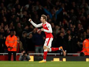 ناتشو مونريال يحتفل بالهدف الذي تسبب فيه