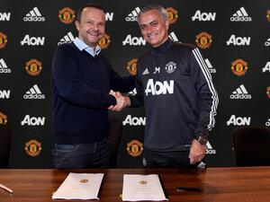 مورينيو يصافح وودوارد