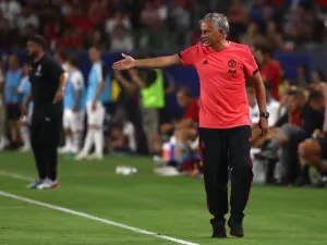 مورينيو خلال مباراة مانشستر يونايتد وميلان