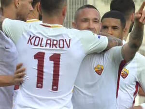 ناينغولان يحتفل بهدفه مع زملائه