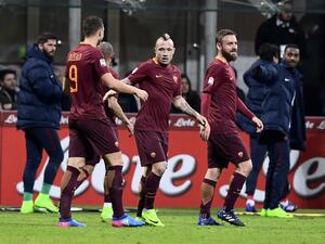 ناينغولان (وسط) يتلقى التهنئة بهدفه الأول