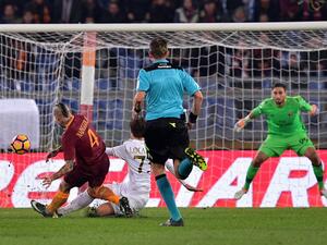 ناينغولان (يسار) يسدد مسجلاً هدف اللقاء الوحيد