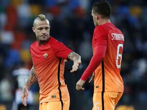 كيفين ستروتمان (يمين) يهنىء ناينغولان بهدفه