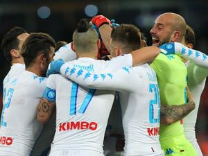 لاعبو نابولي يحتفلون بالفوز الصعب