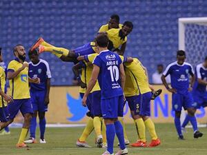 لاعبو النصر يحتفلون بأحد الأهداف