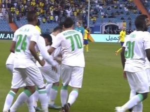 لاعبو الأهلي يحتفلون بهدف التعادل