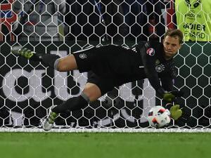 نوير يتصدى لركلة ترجيح خلال المباراة