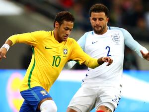 نيمار (يسار) خلال مباراة إنجلترا والبرازيل الودية 0-0