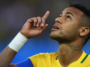 نيمار يحتفل بهدفه