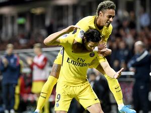 كافاني ونيمار يحتفلان خلال المباراة