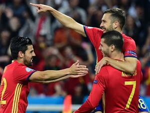 لاعبو إسبانيا يحتفلون خلال المباراة