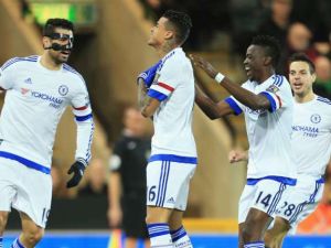 كينيدي (وسط) يحتفل بهدفه