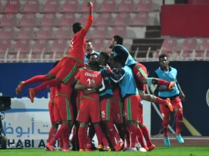لاعبو عُمان يحتفلون بهدف في شباك السعودية