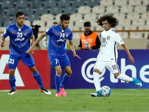 عمر عبد الرحمن (يمين) خلال المباراة