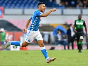 الجزائري وناس يحتفل بهدفه الجميل