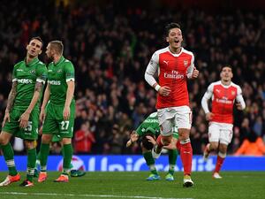 أوزيل يتألق ويسجل ثلاثية (هاتريك)