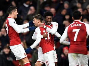 لاعبو آرسنال يحتفلون بهدف أوزيل