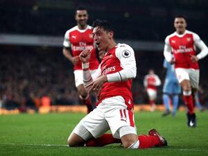 أوزيل يحتفل بهدفه