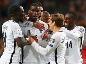 لاعبو فرنسا يحتفلون بهدف بوغبا (وسط)