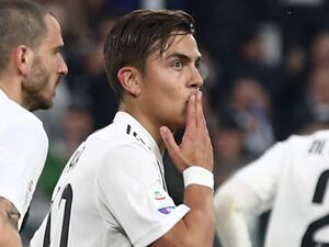 ديبالا (وسط) يحتفل بهدفه