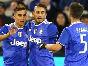 لاعبو اليوفي يحتفلون بهدف ديبالا (يسار)