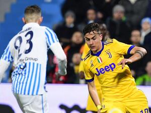 ديبالا يحاول تجاوز دفاعات سبال