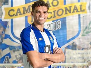 بيبي يرتدي قميص فريقه السابق