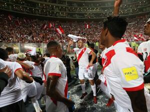 لاعبو بيرو يحتفلون بالتأهل