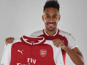 أوباميانغ يرفع قميص فريقه الجديد