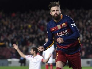 بيكيه يحتفل بهدفه