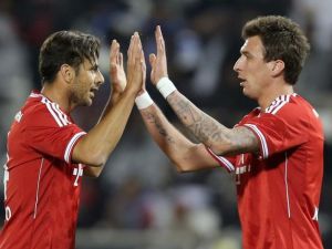 ماريو ماندجوكيتش يهنىء زميله بيتزارو بهدفه في مرمى المريخ ماريو ماندجوكيتش يهنىء زميله بيتزارو بهدفه في مرمى المريخ