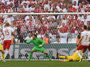 بولندا تتأهل لدور الـ 16