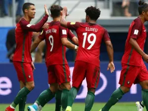 لاعبو البرتغال يحتفلون بهدف رونالدو (يسار)