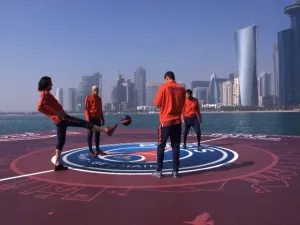 نجوم باريس سان جيرمان على الملعب العائم