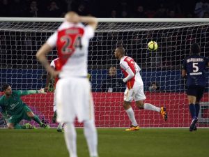 فابينيو يحتفل بهدفه