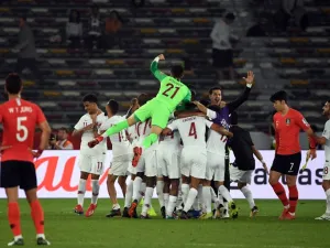 لاعبو قطر يحتفلون بالتأهل التاريخي