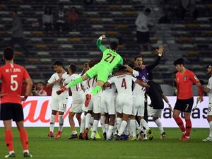 Qatar's players celebrate their victory during the 2019 AFC Asian Cup quarter-final football match between South Korea and Qatar at Zayed Sports City in Abu Dhabi on January 25, 2019.
Khaled DESOUKI / AFP