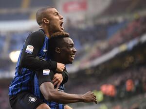 كاراموه (يمين) يحتفل بهدفه رفقة رافينيا آلكانتارا