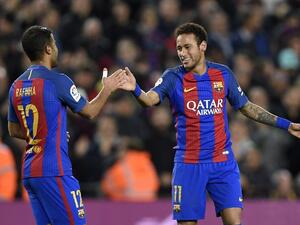 نيمار (يمين) يحتفل بهدفه رفقة زميله رافينيا