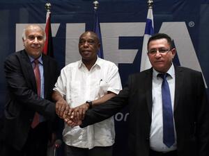 (From L-R) Palestinian Football Association president Jibril Rajoub, Chairman of the FIFA Monitoring Committee Israel-Palestine Tokyo Sexwale and Israel's Football Association president Ofer Eini, shake hands at the end of a press conference in the West Bank city of Jericho, following a meeting on December 16, 2015. AFP PHOTO /
THOMAS COEX / AFP